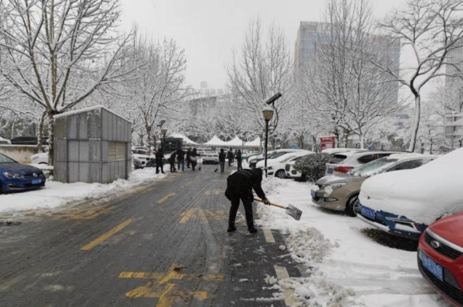 干部職工齊上陣，掃雪除冰暖民心！市住建局積極開(kāi)展掃雪除冰活動(dòng)